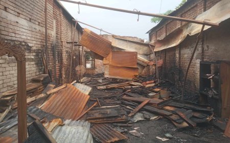 মধ্যরাতে আগুনে পুড়ল ফার্নিচারের দোকান থানায় অভিযোগ*