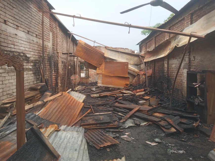 মধ্যরাতে আগুনে পুড়ল ফার্নিচারের দোকান থানায় অভিযোগ*