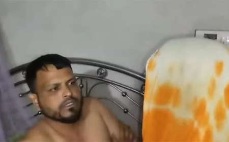 রাজশাহীতে এক তালাকপ্রাপ্ত নারীর ঘর থেকে বিবস্ত্র অবস্থায় পুলিশ সদস্যকে আটক করেছেন স্থানীয়রা। 