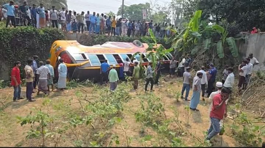 হাটহাজারীতে নিয়ন্ত্রণ হারিয়ে দ্রুতগতির বাস খাদে: আহত ১০।