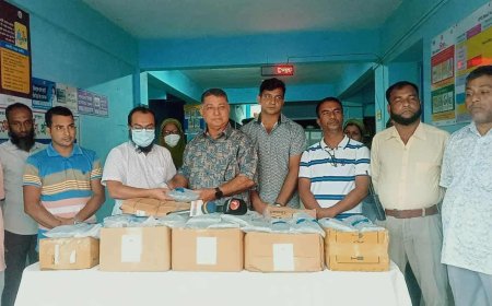 ডেঙ্গু রোগীদের মাজে প্রয়োজনীয় ঔষধ বিতরন করেন, কর্নেল (অবঃ) হারুনুর রশিদ খান। 