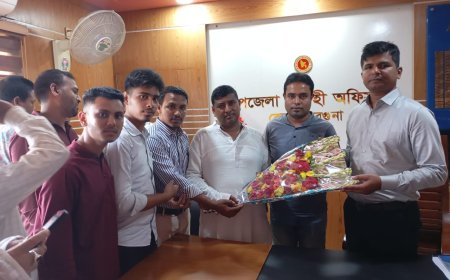 বেতাগীতে নবাগত উপজেলা নির্বাহী অফিসার কে বিএমএসএফ এর ফুলের শুভেচ্ছা। 