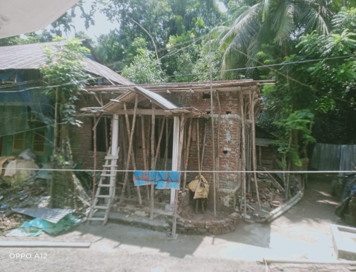 জোরপূর্বক জমি দখল ও পাকা ভবন নির্মাণের কেন্দ্র করে,দুই পরিবারের মধ্যে তীব্র বিরোধ সৃষ্টি হয়েছে