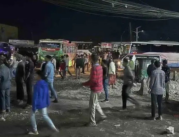 বরিশালে শিক্ষার্থীকে হেনস্তা, বাস শ্রমিকদের সঙ্গে সংঘর্ষে আহত অর্ধশত